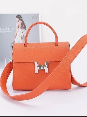 Chic Elegant Designer Style Black Handbag